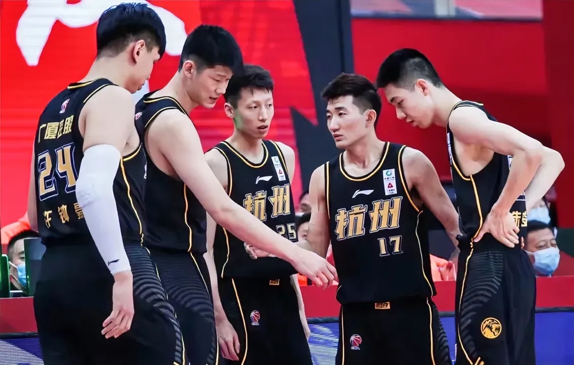 欧冠加时末段走向成谜；广厦男篮队长鼓劲；态度坚定；身体对抗强度拉满(欧冠有加时和点球吗)