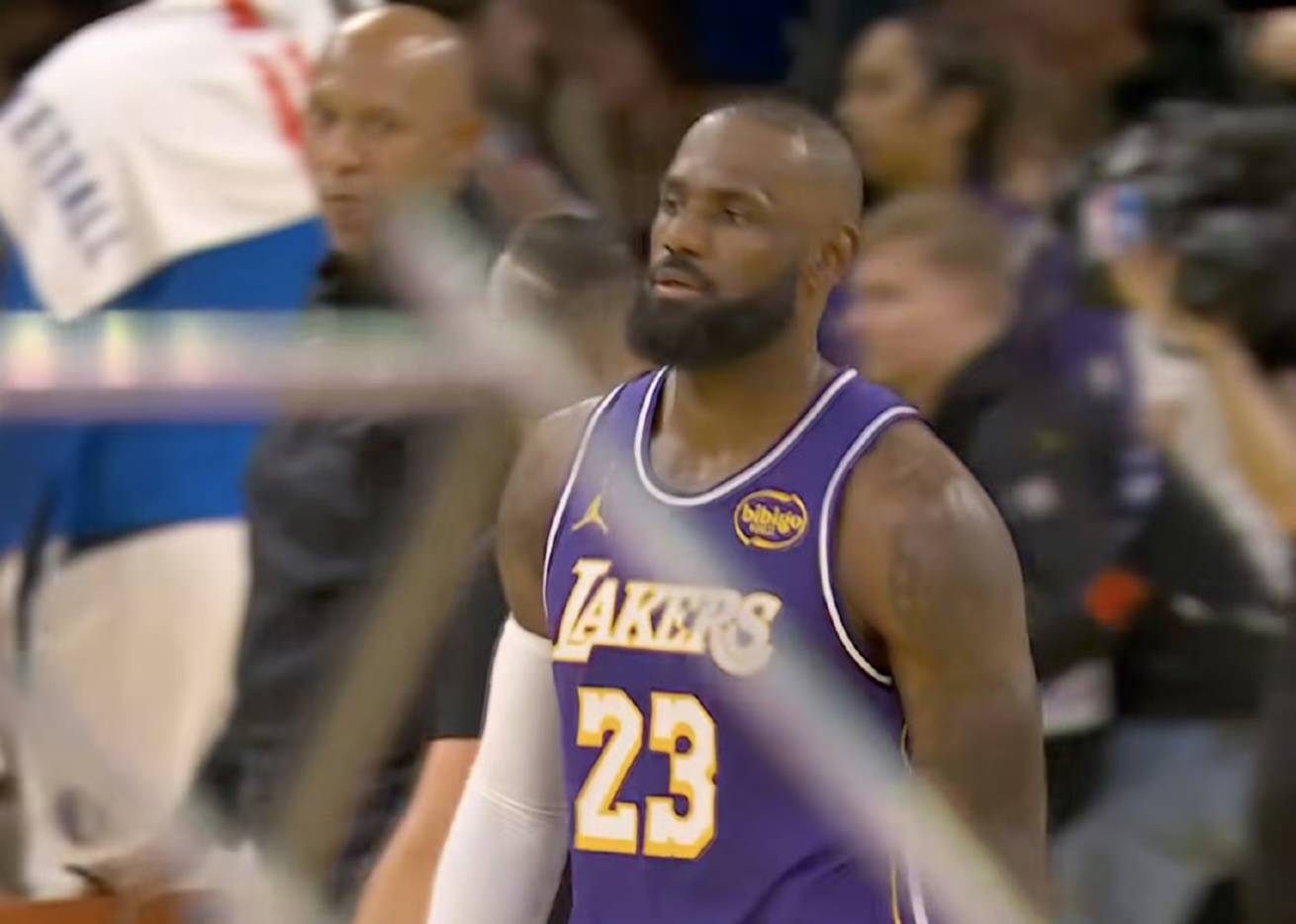 洛杉矶湖人训练开放日，窗口期战术微调引欢呼，欧联在即，纪律约束更严格的简单介绍