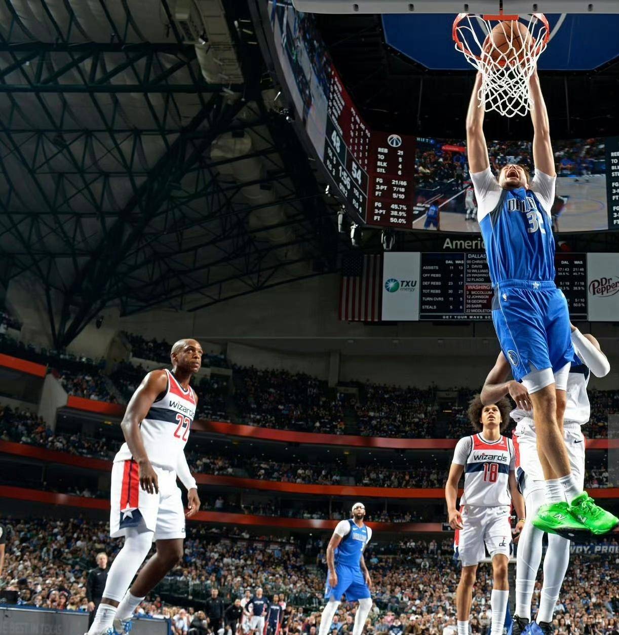 达拉斯独行侠训练开放日，赛前调整名单引欢呼，CBA季后赛在即，赛程密集仍需轮换的简单介绍